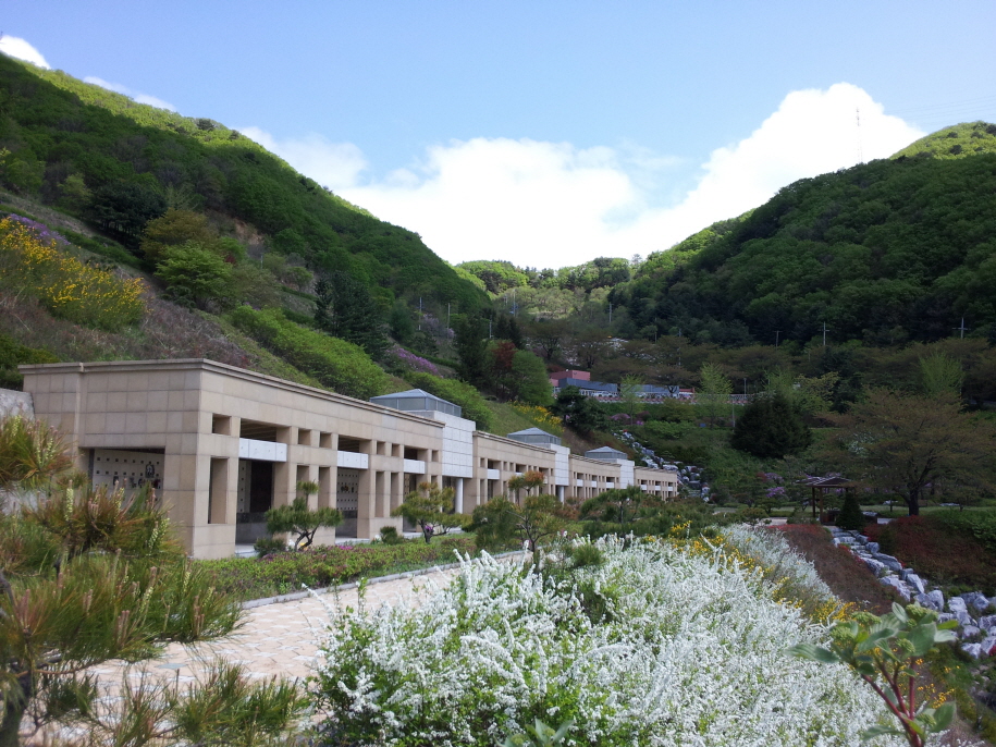 [조팝나무]회랑형봉안묘